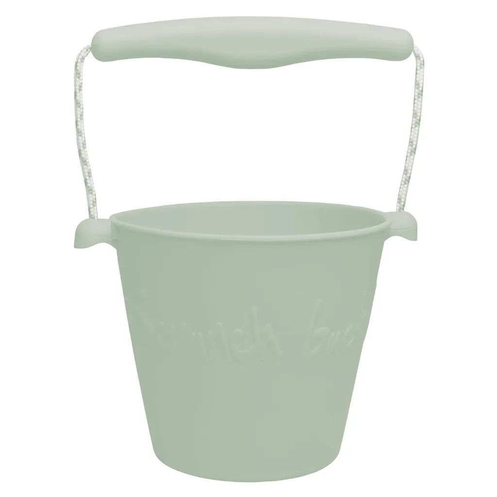 Scrunch beach set with watering can